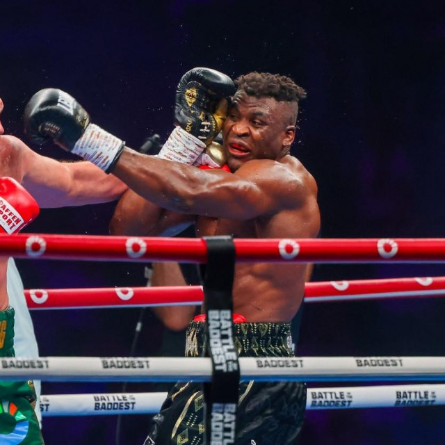 Tyson Fury (lijevo) i Francis Ngannou (desno)
