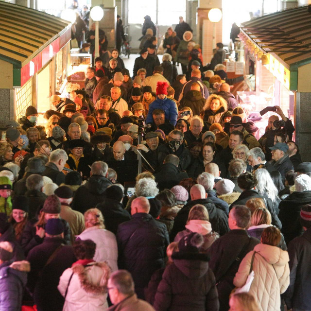 Zagrebački solisti održali su kratki koncert u zatvorenom dijelu tržnice Dolac u spomen na stotu godisnjicu rodjenja Ive Robića