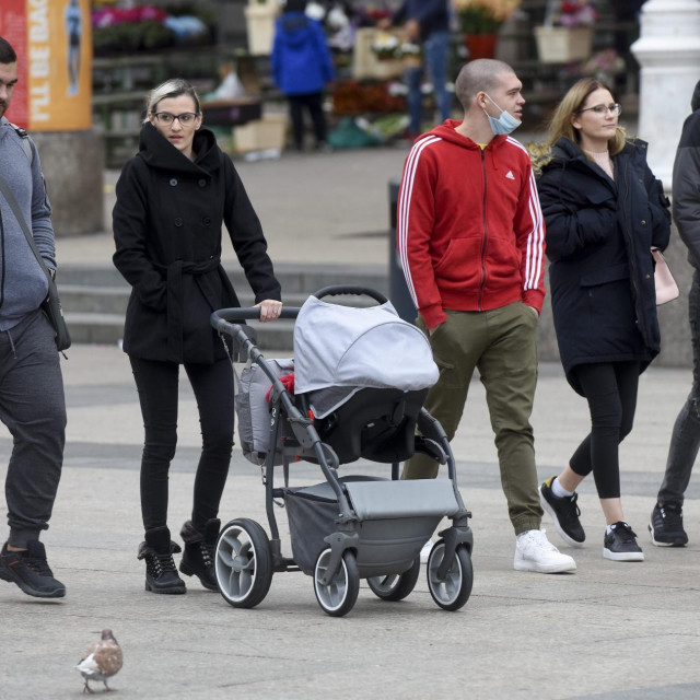 Zagreb, 111020.
Centar grada.
S dolaskom jeseni i temperaturama koje su se priblizile deset celzijevih stupnjeva, gradjani su odjenuli toplu odjecu za setnju gradom.
Na fotografiji: setnja Jelacicevim trgom.