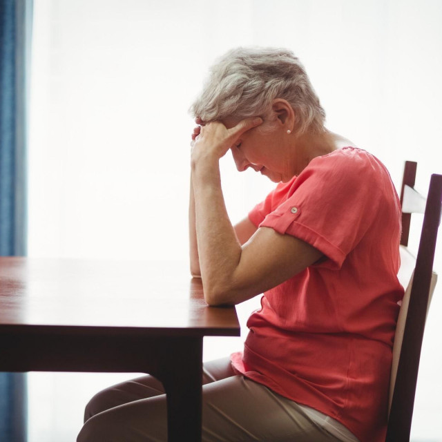 Tužna starija žena, ilustracija