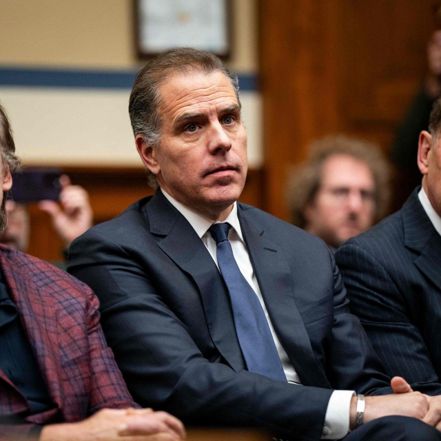 Hunter Biden (u sredini)