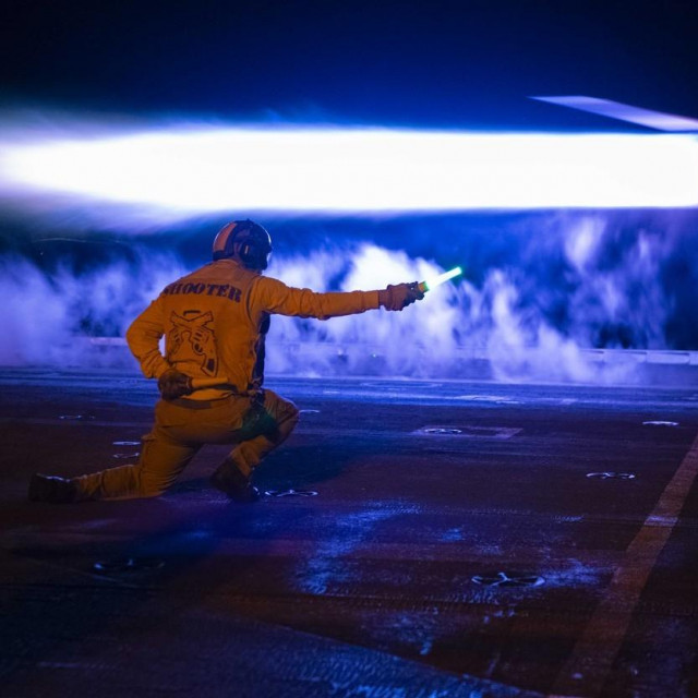 Ilustracija: polijetanje američkog borbenog aviona F/A-18E Super Hornet s palube nosača aviona USS Dwight D.