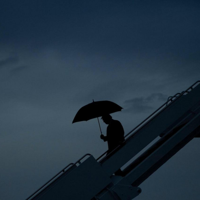 Donald Trump, snimljen pri izlasku iz Air Force Onea u zrakoplovnoj bazi Andrews