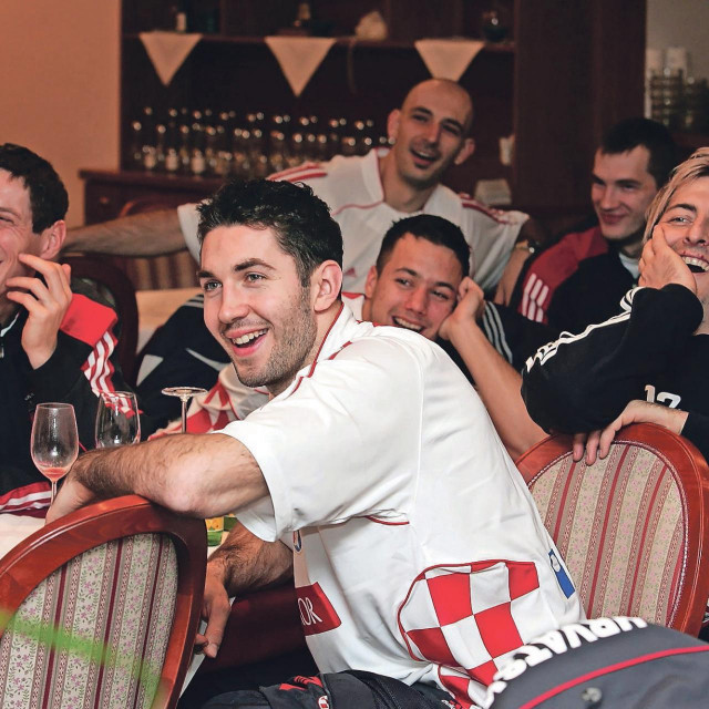 ”To je jedna od najljepših epizoda hrvatskog rukometa i sporta uopće, teme koja i dan-danas intrigira”
Na fotografiji: Mirza Džomba, Blaženko Lacković, Davor Dominiković, Zlatko Horvat, Nikola Blažičko, Vlado Šola