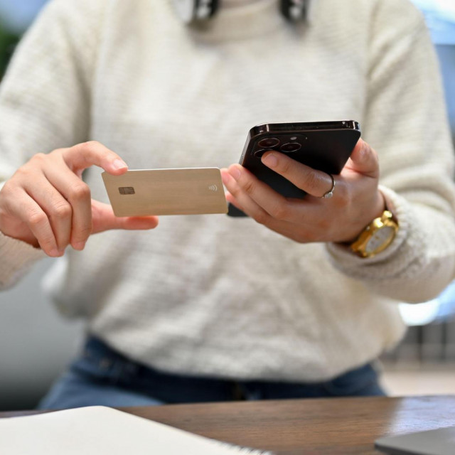 Doista sam se šokirala kad sam, prije nekoliko tjedana, shvatila da banci plaćam 11 eura svaki mjesec samo za činjenicu da mi preko njihova računa sjeda plaća, koristim internet bankarstvo i imam jednu karticu