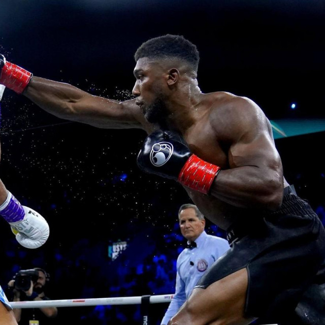 Oleksandr Usyk (lijevo) i Anthony Joshua (desno)