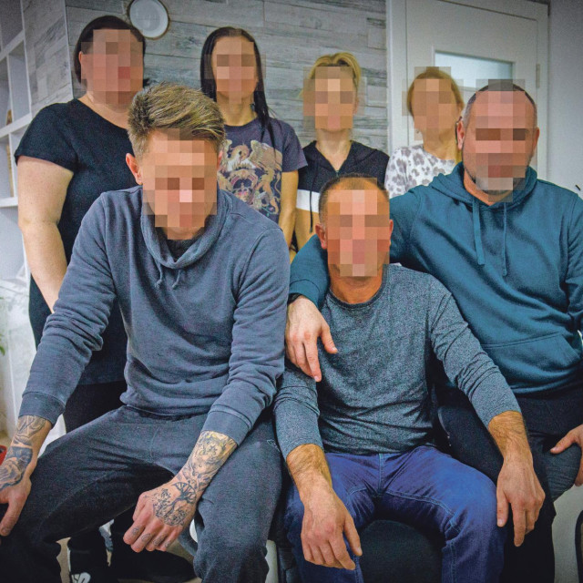 Mi smo naše dečke našli kako sami tumaraju ulicom. Policija ih je nakon izgreda pustila da odu s mjesta događaja, da sami idu prema kući. To je strašno. Sami smo ih skupili i odvezli u vukovarsku bolnicu