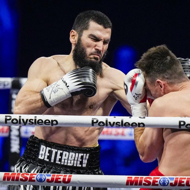 Artur Beterbiev (lijevo) vs. Callum Smith (desno)