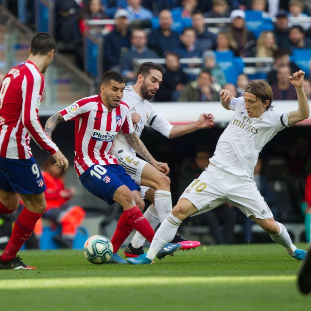 Ángel Correa u duelu s Lukom Modrićem