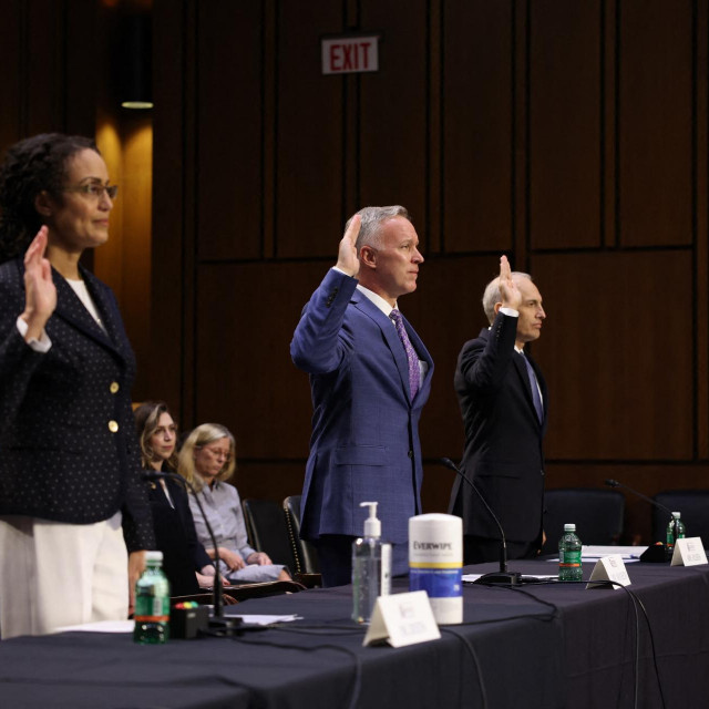 Thomas A. Monheim (u sredini) polaže zakletvu na Capitol Hillu