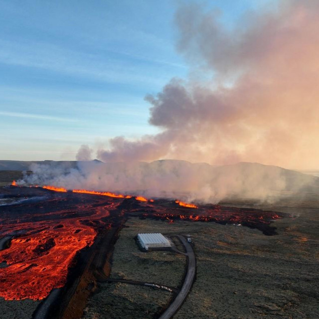 Lava guta Grindavik