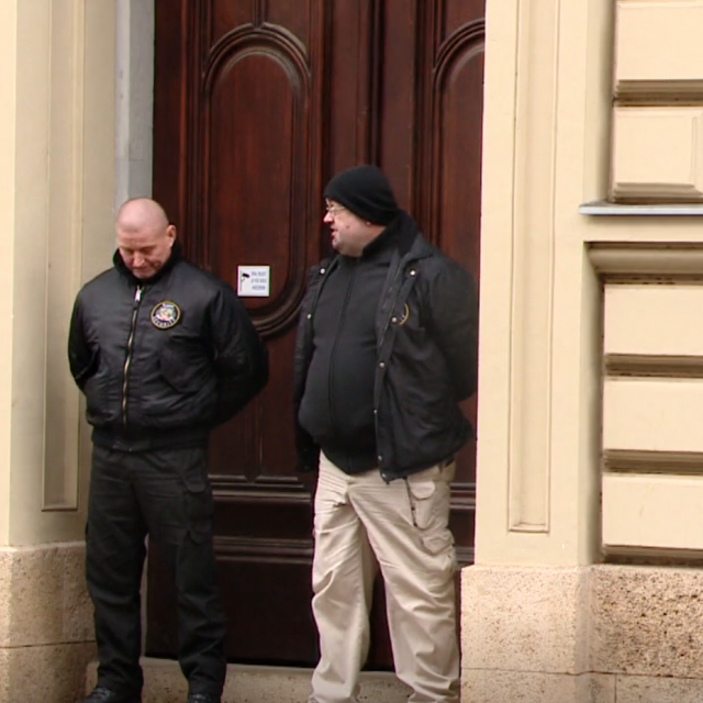 Zaštitari ispred zgrade u Gajevoj