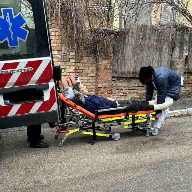 Iscrpljenog Sandulovića iznose iz sanitetskog vozila