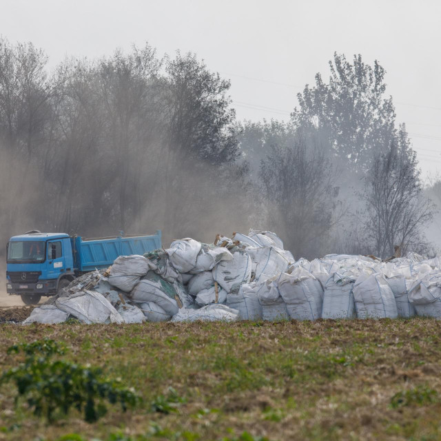 Radovi u dvorištu tvrtke Drava International kod Osijeka nakon ljetošnje havarije u skladištu plastičnog otpada