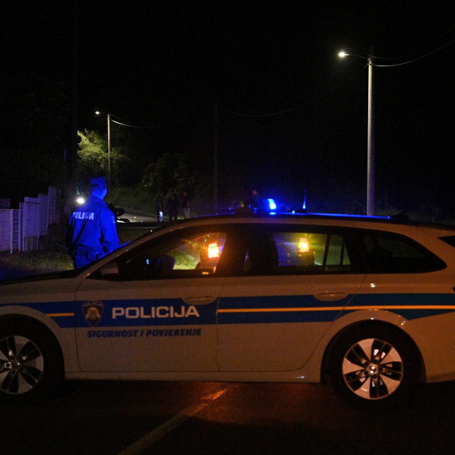 Zagreb, 260523.
Sveti Ivan Zelina, Blaskovec.
Nocas oko 00,30 sati, dogodila se prometna nesreca u kojoj je sudjelovalo jedno osobno vozilo te je vozac smrtno stradao.
Na fotografiji: policijski ocevid.