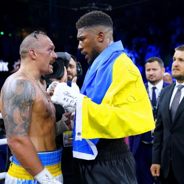 Oleksandr Usyk (lijevo) i Anthony Joshua (desno)