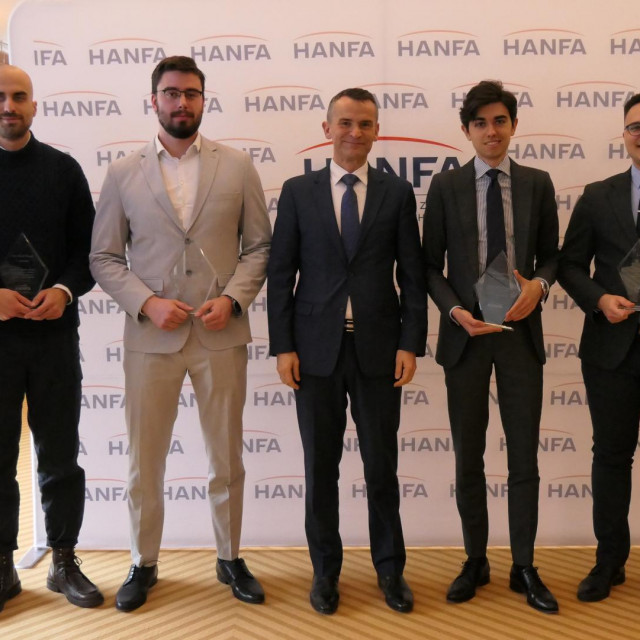Dobitnici nagrada i predsjednik Upravnog vijeća Hanfe Ante Žigman (u sredini)
