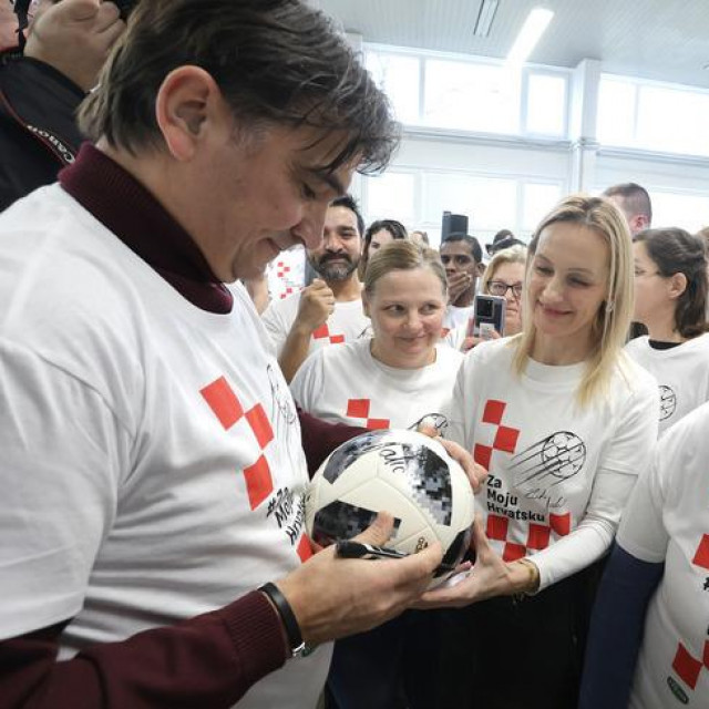Zlatko Dalić potpisuje rekvizite zaposlenika Zvijezde