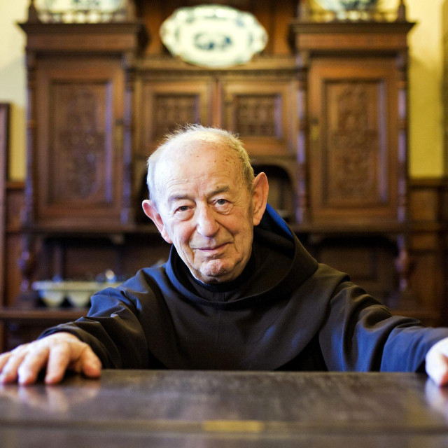 Fra Bonaventura Duda, franjevac, bibličar, sveučilišni profesor, prevoditelj, poliglot, pisac i pjesnik snimljen u franjevačkom samostanu na Kaptolu 2012.