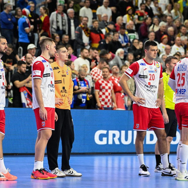 Dominik Kuzmanović sa suigračima