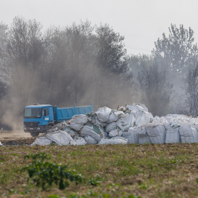 Radovi u dvorištu tvrtke Drava International kod Osijeka nakon ljetošnje havarije u skladištu plastičnog otpada