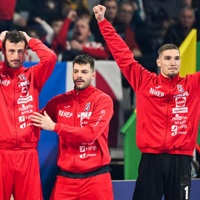 Dominik Kuzmanović (desno) sa suigračima