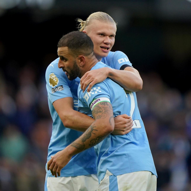 Kyle Walker u društvu Erlinga Haalanda