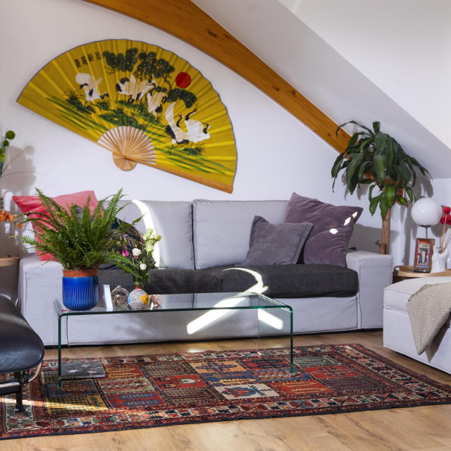 Glavni ukras na zidu u boravku je predimenzionirana lepeza iz kineskog dućana