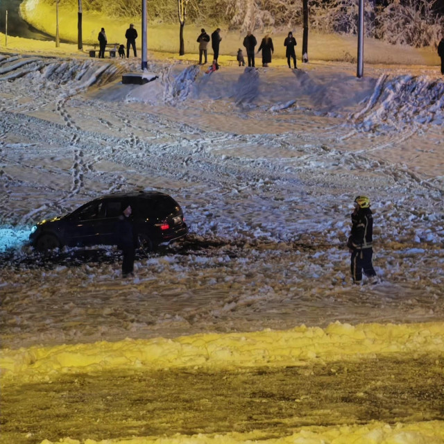 Fotografije Mercedesa koji je na Cmroku zapeo u blatu