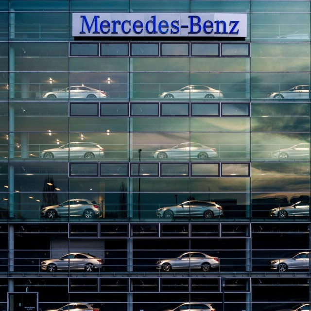 Mercedes salon, ilustracija