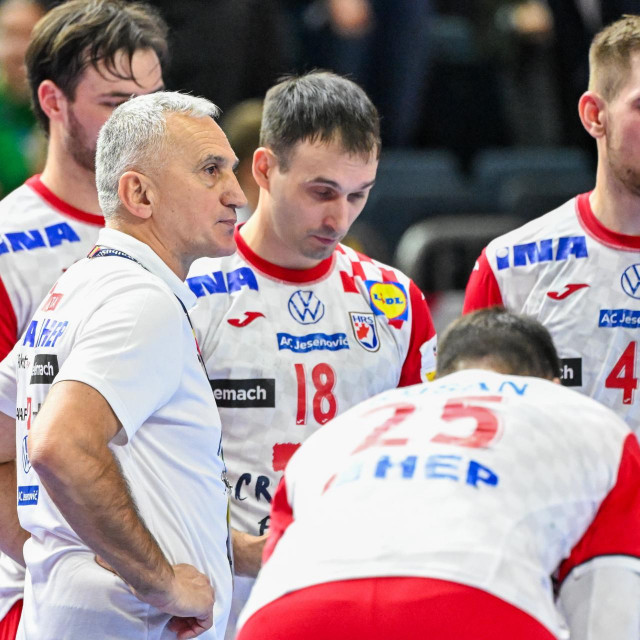Izbornik Goran Perkovac s igračima za vrijeme minute odmora