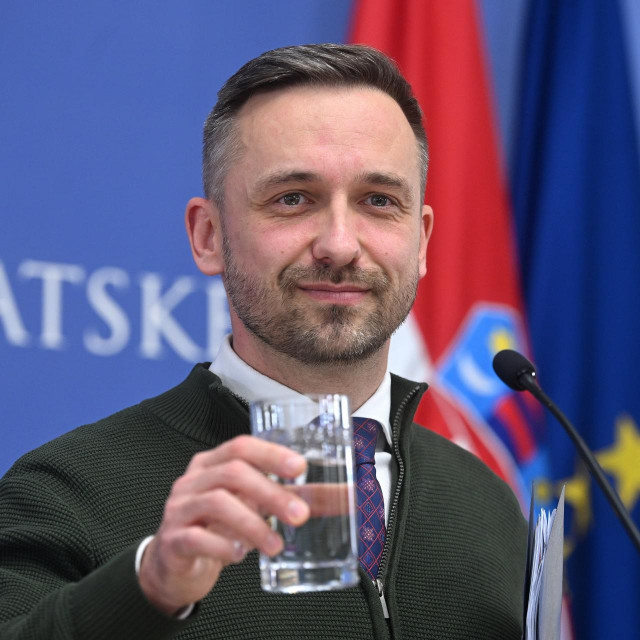 Ministar rada Marin Piletić obavezan je povećati niske državne novčane naknade zbog kritika iz EU