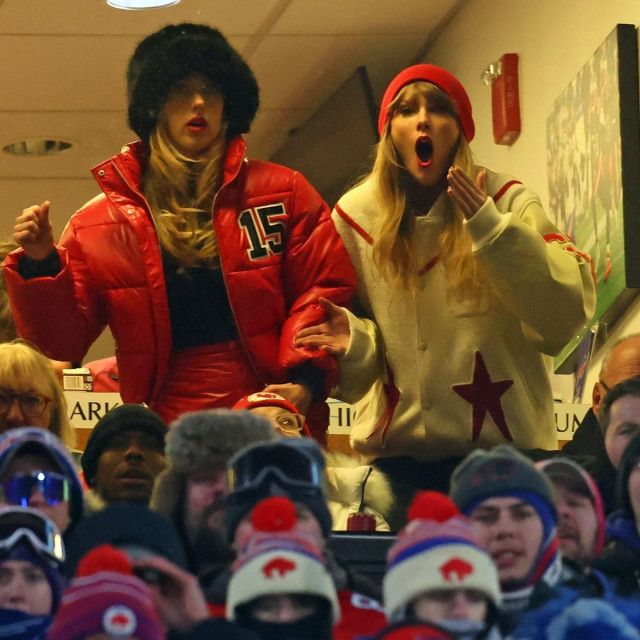 Taylor Swift desno and Brittany Mahomes lijevo 