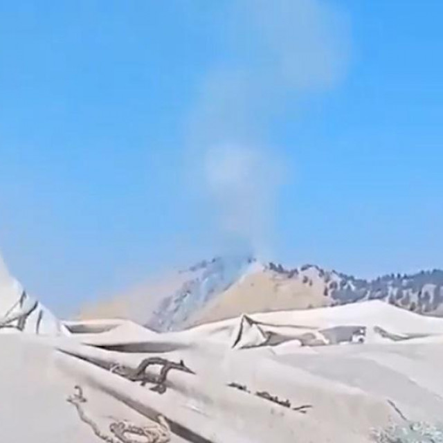 Ruski državni i neovisni mediji objavili su snimku koja navodno prikazuje mjesto nesreće, na kojoj se vidi kako se dim diže u zrak