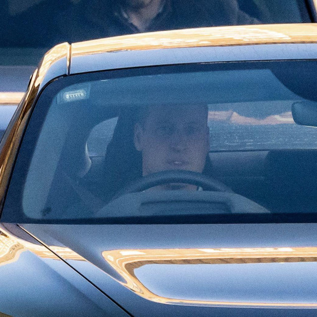 Princ William ispred bolnice