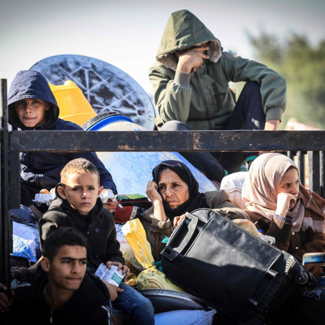 Palestinci napuštaju Khan Yunis, grad u Gazi