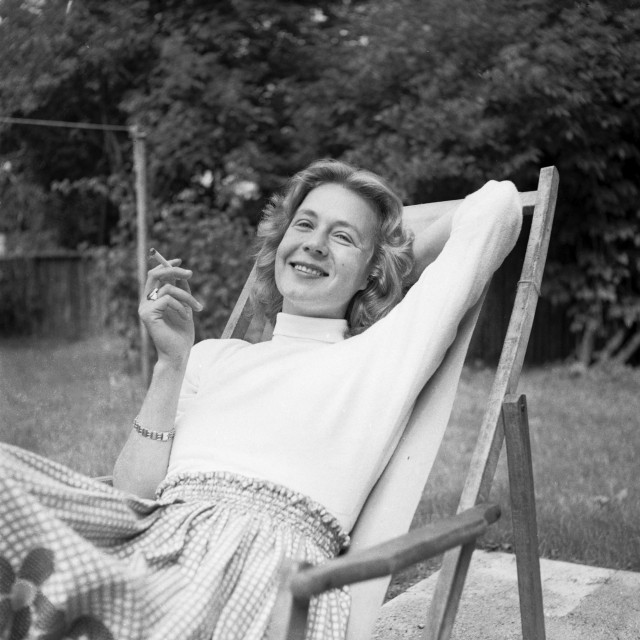 Tove Ditlevsen: Premda je izvrsna u školi, neće je školovati jer su se već žrtvovali za sina. Nakon male mature ona mora raditi, naglo odrasti...