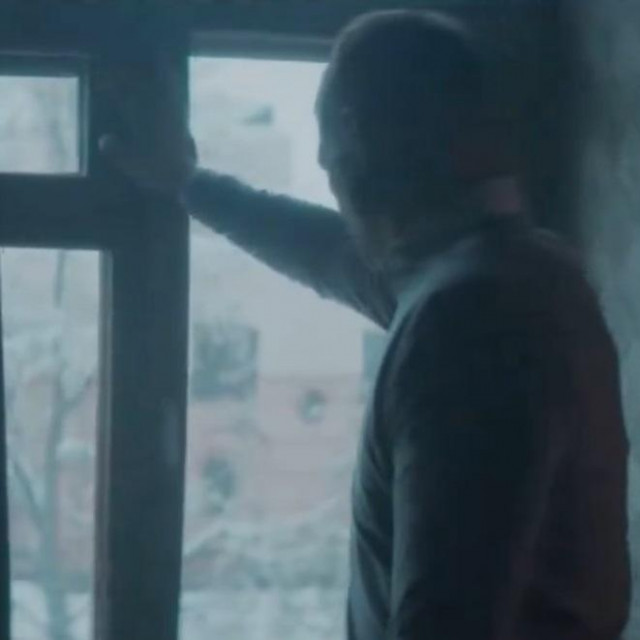 Glavni lik u videu fikcionalan je 35-godišnjak zaposlen u vojno-obavještajnoj agenciji