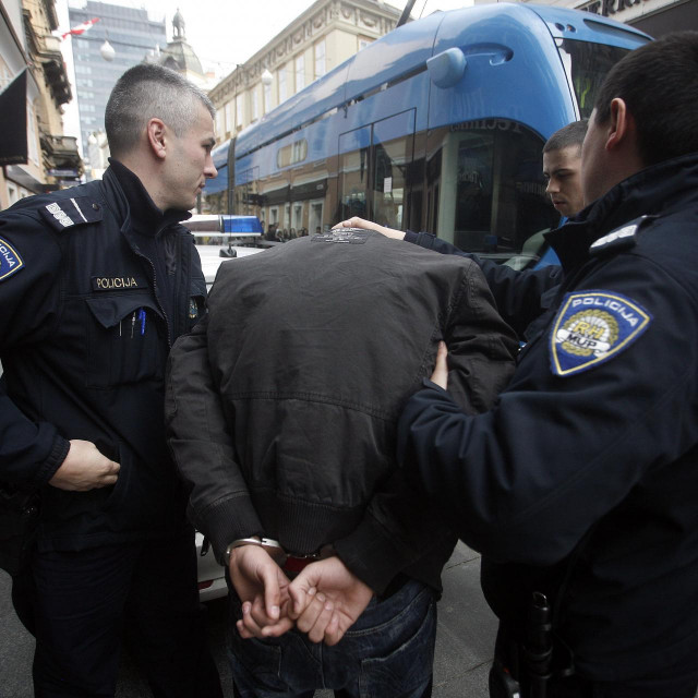 Zagreb, 210311. Neuspjeo pokusaj pljacke trgovine Station 1 u prolazu Lovacki rog. Vlasnik trgovine uspio je savladati lopova naoruzanog nozem i pistoljem. Ubrzo nakon toga policija je privela pocinitelja te izvrsila ocevid. Na fotografiji: provodjenje pljackasa.