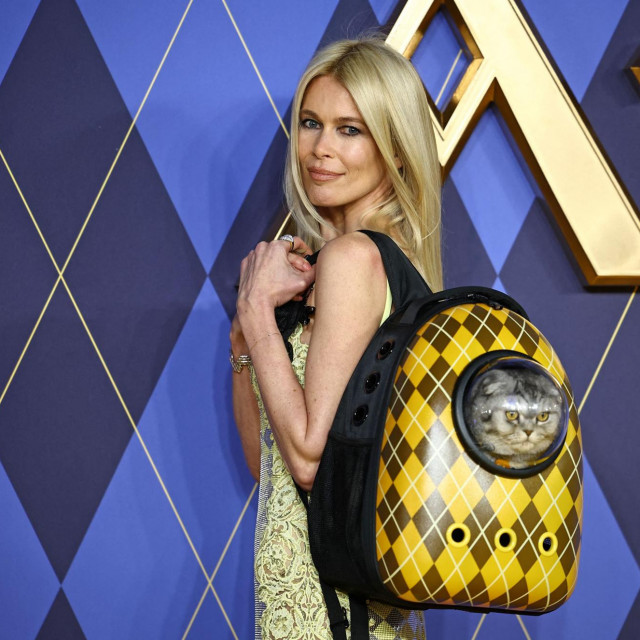 Claudia Schiffer nosi mačka u ruksaku dok pozira na premijeri filma ”Argylle” 