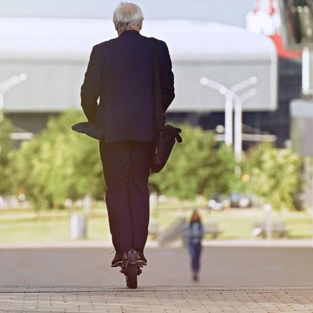 Ilustracija, umirovljenik na električnom romobilu