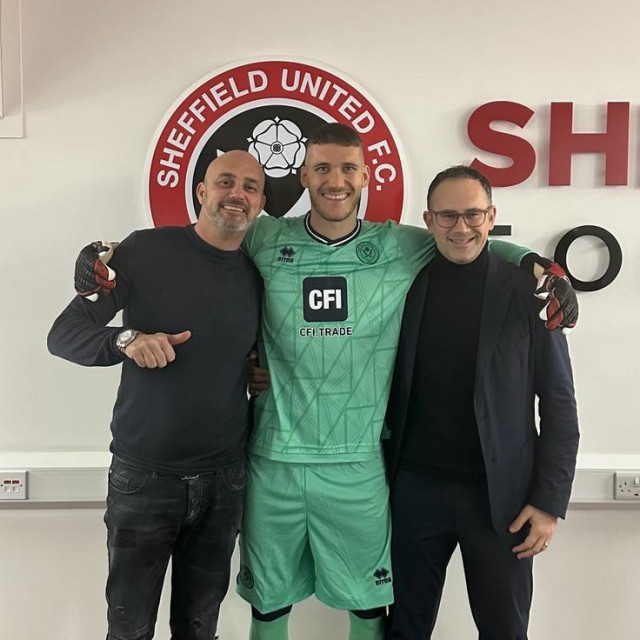 Menadžer Jure Pućo (lijevo) i odvjetnik Davor Radić s Ivom Grbićem nakon potpisa ugovora  