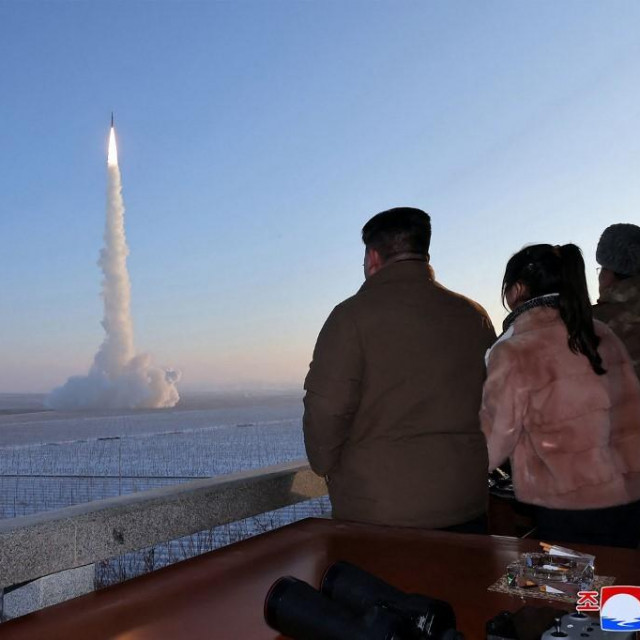 Kim Jong Un promatra testiranje projektila Hwasongpho-18