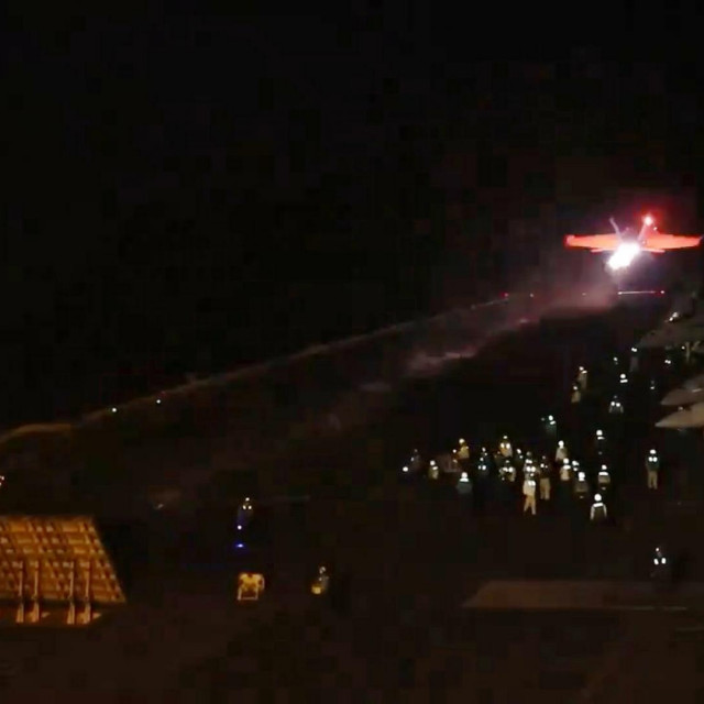 Prema tvrdnjama glasnogovornika Trafigure vojni brodovi pristižu u pomoć zapaljenom tankeru (arhivska fotografija s američkog nosača aviona u Crvenom moru)