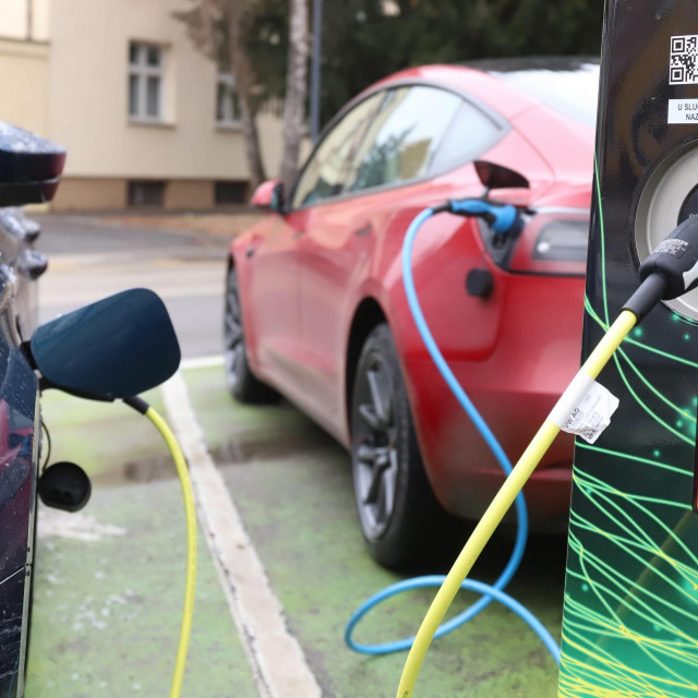 Punjenje automobila (ilustracija)