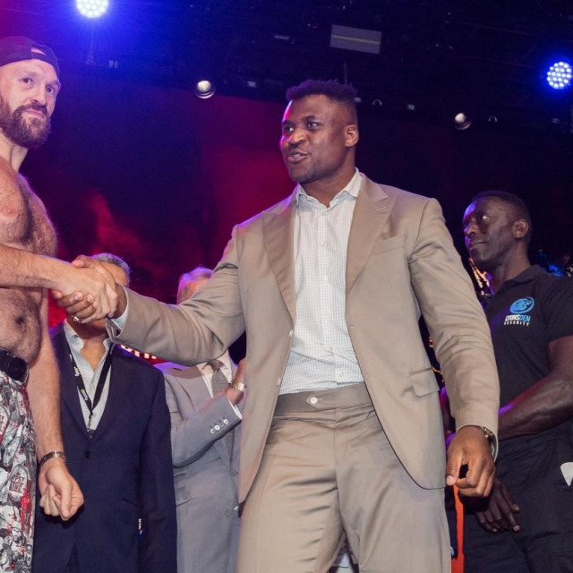 Tyson Fury (lijevo) i Francis Ngannou (desno)