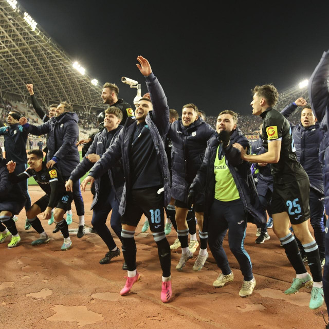 Slavlje igrača Rijeke nakon pobjede nad Hajdukom



 