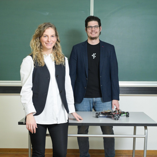 Direktor Crobotics Solutions Filip Zorić i članica tima Ana Milas