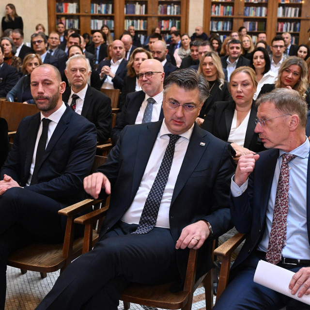 Andrej Plenković i Boris Vujčić na konferenciji