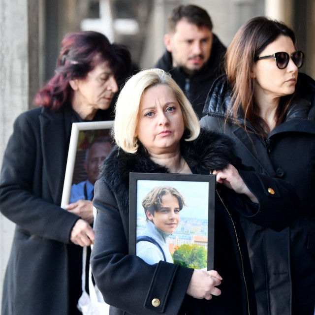 Roditelji ubijenih učenika nose njihove fotografije